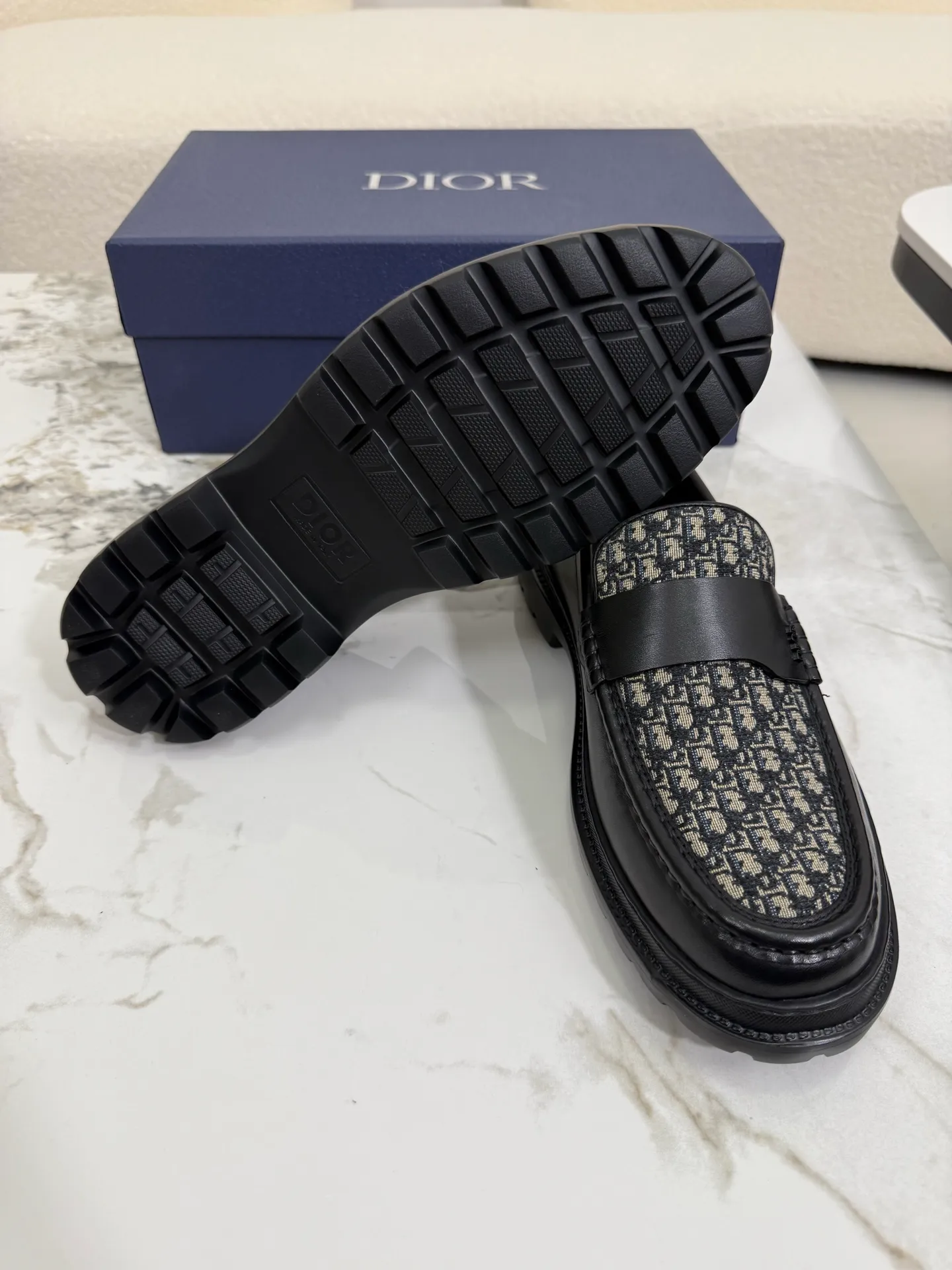 [ DIOR ] Top P: 820💰 ▪️Size: 39-44 (customized for 38.45) Top male leather shoes DIOR Dior combines high-quality materials and exquisite details. The imported cowhide leather upper is embellished with Gancio buckles, showing a luxurious style. Imported cattle. TP sole is light and flexible in texture